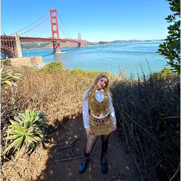 Meet your Posher, Monica - Picture 1 of 1